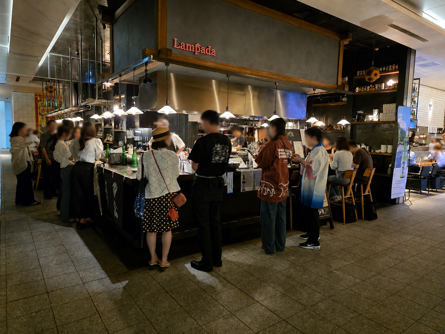4階 Lampada前の賑わい